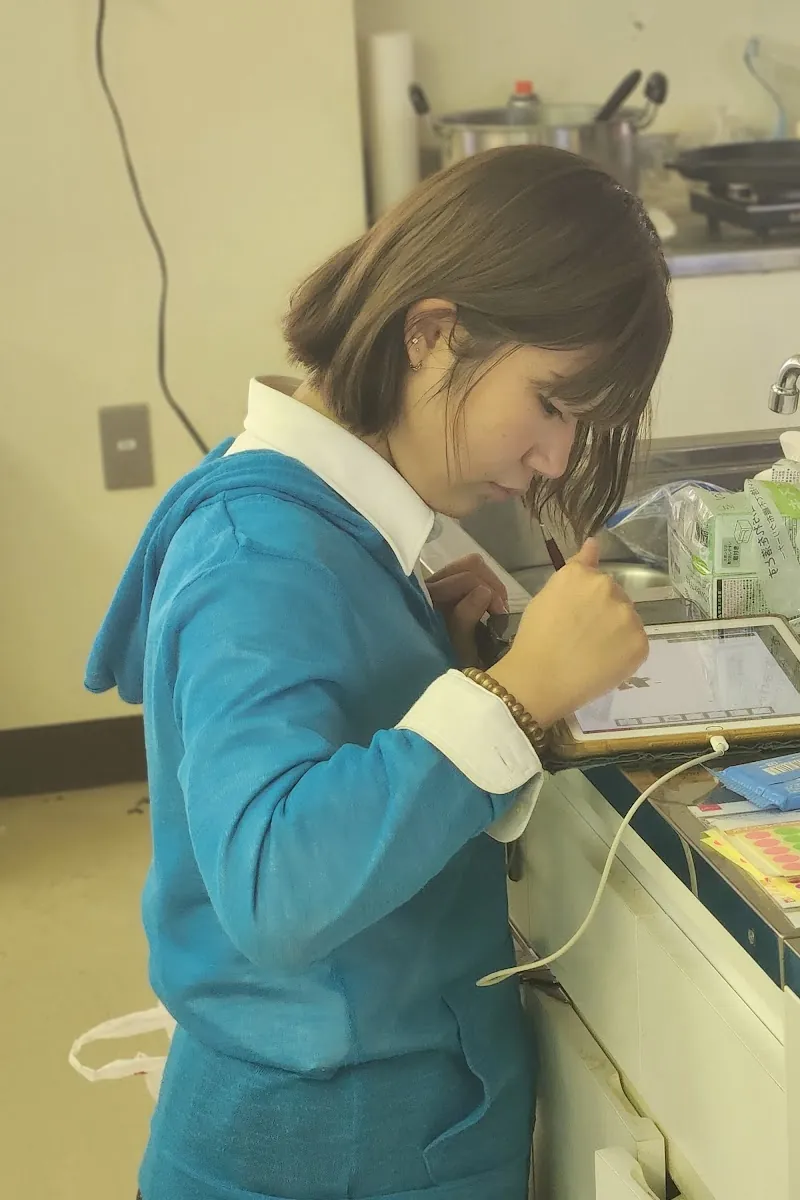 家庭科室で、段取りを確かめるスタッフ